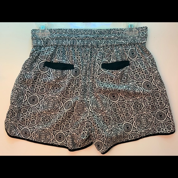 Ava Christine geometric print flowy/soft shorts - Picture 2 of 4